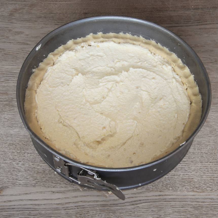 4. Bred ut mazarinfyllningen på mördegen. Jämna till mördegskanten så den får ungefär samma höjd som fyllningen.