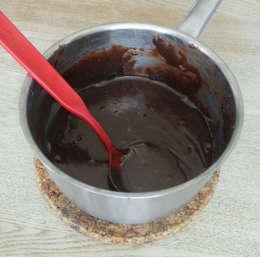 1. Sätt ugnen på 180 grader. Smält smöret i en kastrull. Tillsätt strösocker, kakao, salt och vaniljsocker. Blanda ordentligt. Tillsätt ägg och vetemjöl och blanda ihop allt till en slät smet.