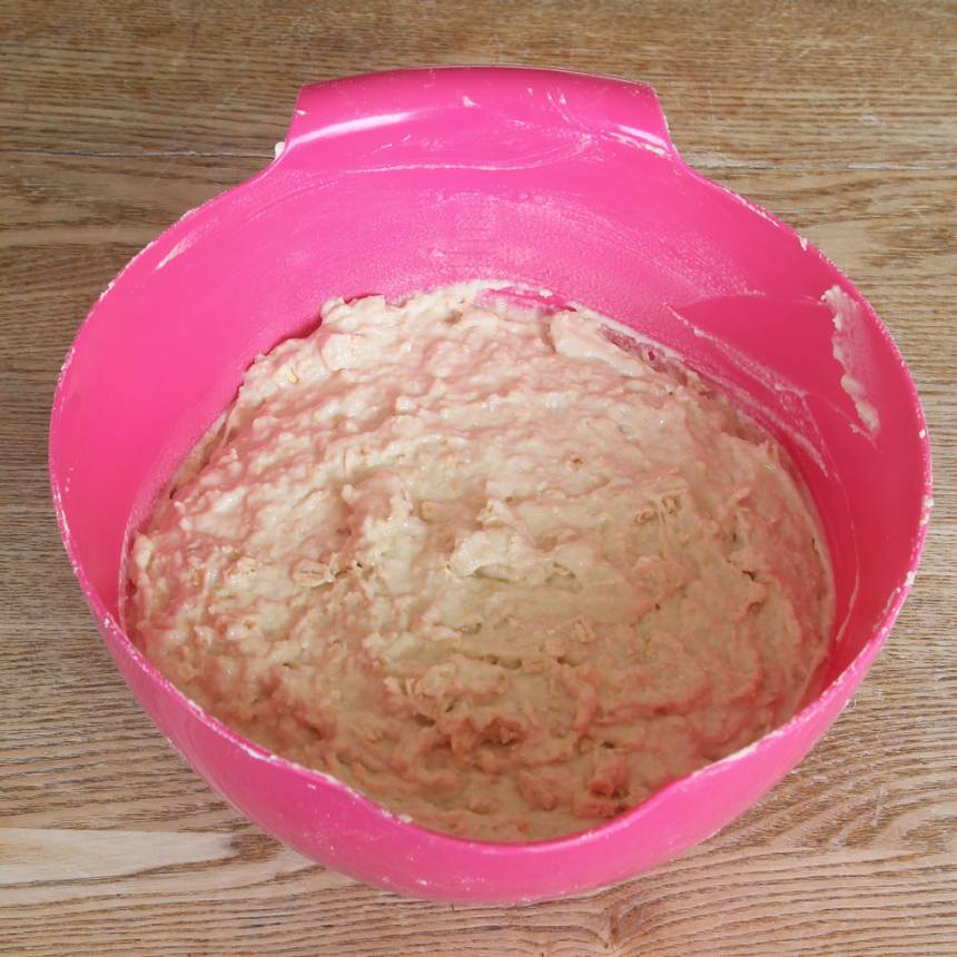 1. Sätt ugnen på 225 grader. Nyp ihop smöret med de torra ingredienserna. Tillsätt mjölken och blanda ihop allt till en lite kladdig deg.