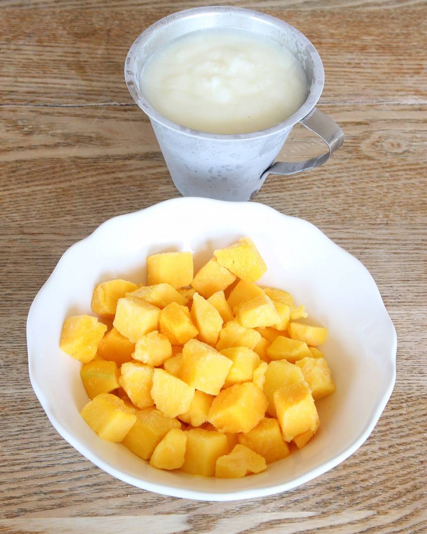 1. Mixa den frysta yoghurten och mango till en slät glass i en mixer eller köksmaskin med knivar. Låt det tina något om det är svårt att mixa. Ät direkt!