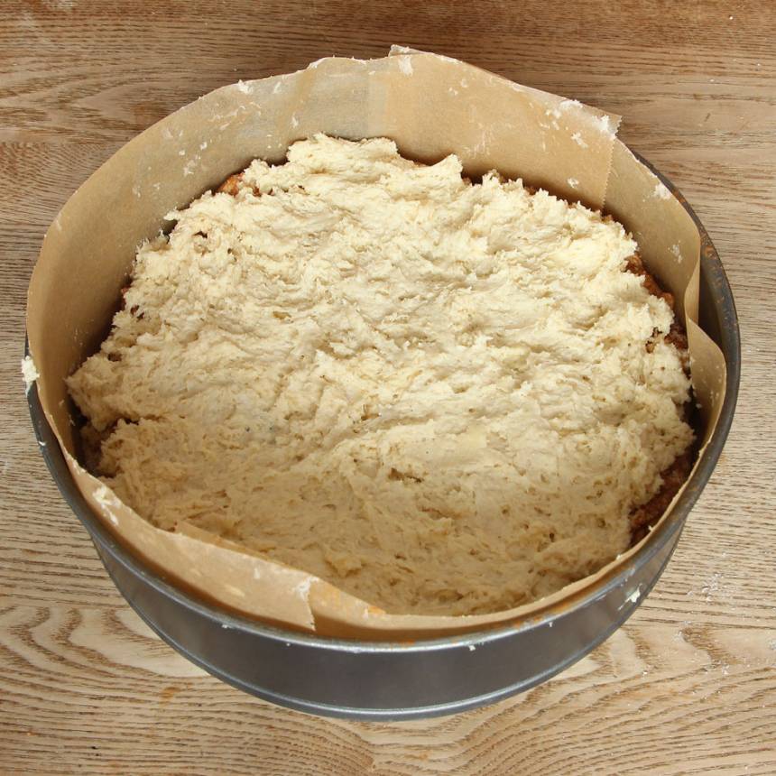 2. Fördela hälften av degen i en smord och bröad spring, form (eller klädd med bakplåtspapper). Strö över kanel och strösocker i valfri mängd.