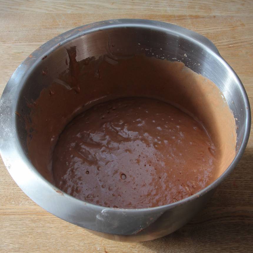 1. Sätt ugnen på 180 grader. Vispa ägg och strösocker pösigt i en bunke. Blanda kakao, vetemjöl och bakpulver. Rör ner det i äggblandningen ihop med smör och mjölk. Vispa ihop allt till en slät smet.