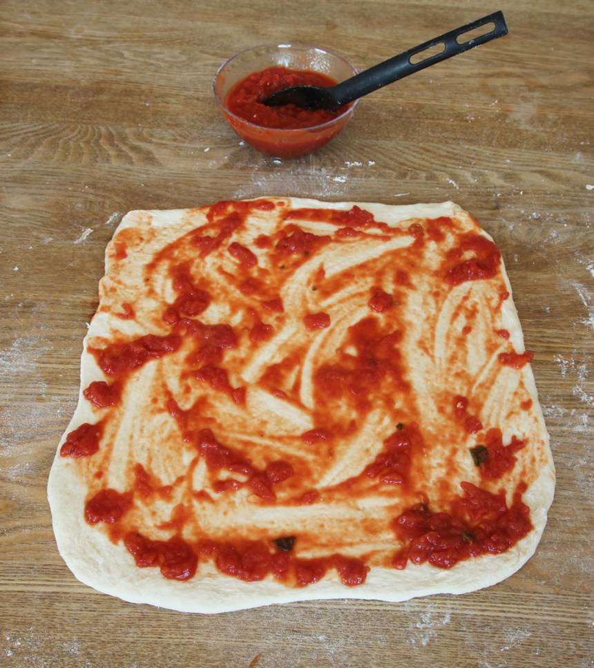 3. Tomatsås: Blanda ihop krossade tomater, tomatpuré och oregano. Bred ut såsen på degplattorna (färdigköpt pizzasås går också bra).