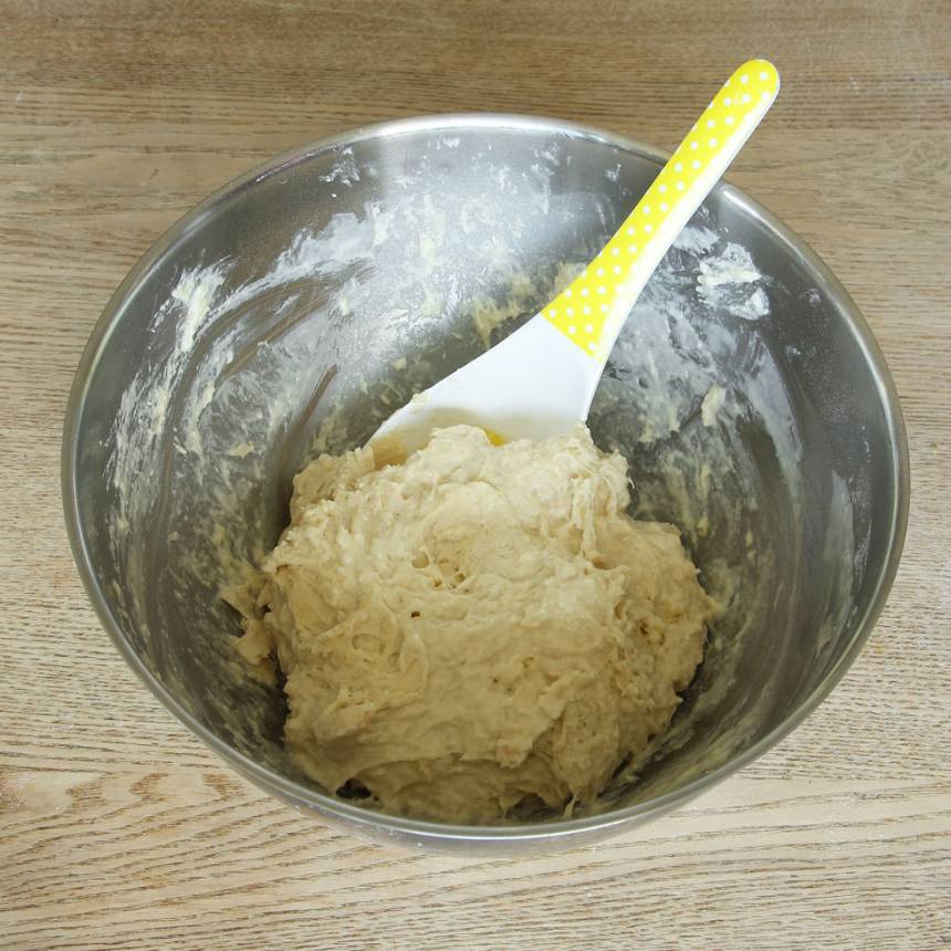 1. Sätt ugnen på 250 grader. Blanda vetemjöl, salt och bakpulver i en bunke. Tillsätt olja och mjölk och rör snabbt ihop allt till en kladdig deg. (Ska inte knådas för då blir pizzabottnen seg).