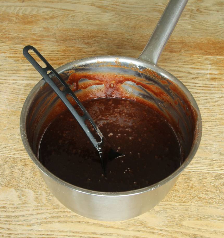 1. Sätt ugnen på 180 grader. Smält smöret i en kastrull. Tillsätt resten av ingredienserna och blanda snabbt ihop allt till en slät smet.
