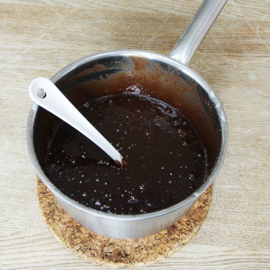 1. Sätt ugnen på 180 grader. Smält smöret i en kastrull. Tillsätt resten av ingredienserna och blanda snabbt ihop allt till en slät smet.
