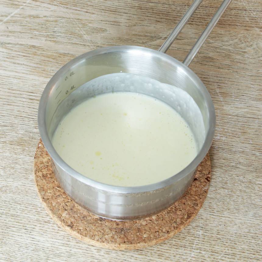 3. Nougatganache: Värm grädden i en kastrull tills du ser första bubblar, stäng av värmen direkt. Den får inte koka!