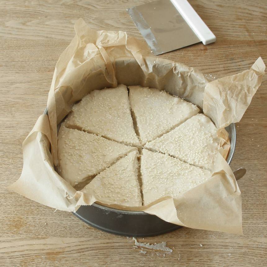 3. På morgonen: Pensla brödet med mjölk och strö över sesamfrön. Låt det jäsa under bakduk i ca 50 min. Sätt ugnen på 250 grader.