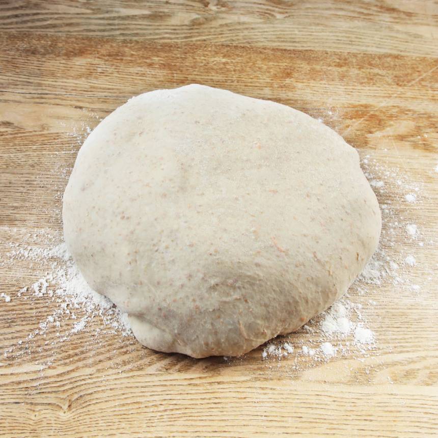 1. Smula ner jästen i en bunke. Tillsätt mjöl och vatten och blanda tills jästen är upplöst. Tillsätt salt, rapsolja, rivna morötter och grahamsmjöl. Blanda ordentligt. Tillsätt vetemjöl, lite i taget till en smidig deg. Knåda den i några minuter. Låt degen jäsa under bakduk i ca 1 tim.