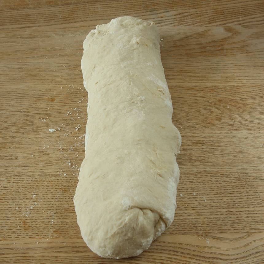 2. Forma degen till en limpa. Lägg den i en limpform, ca 1 ½ liter, klädd med bakplåtspapper.