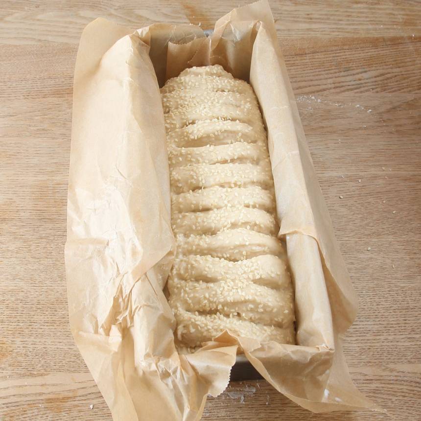 5. Strö över sesamfrön. Låt den jäsa under bakduk i ca 30 min. Sätt ugnen på 250 grader.