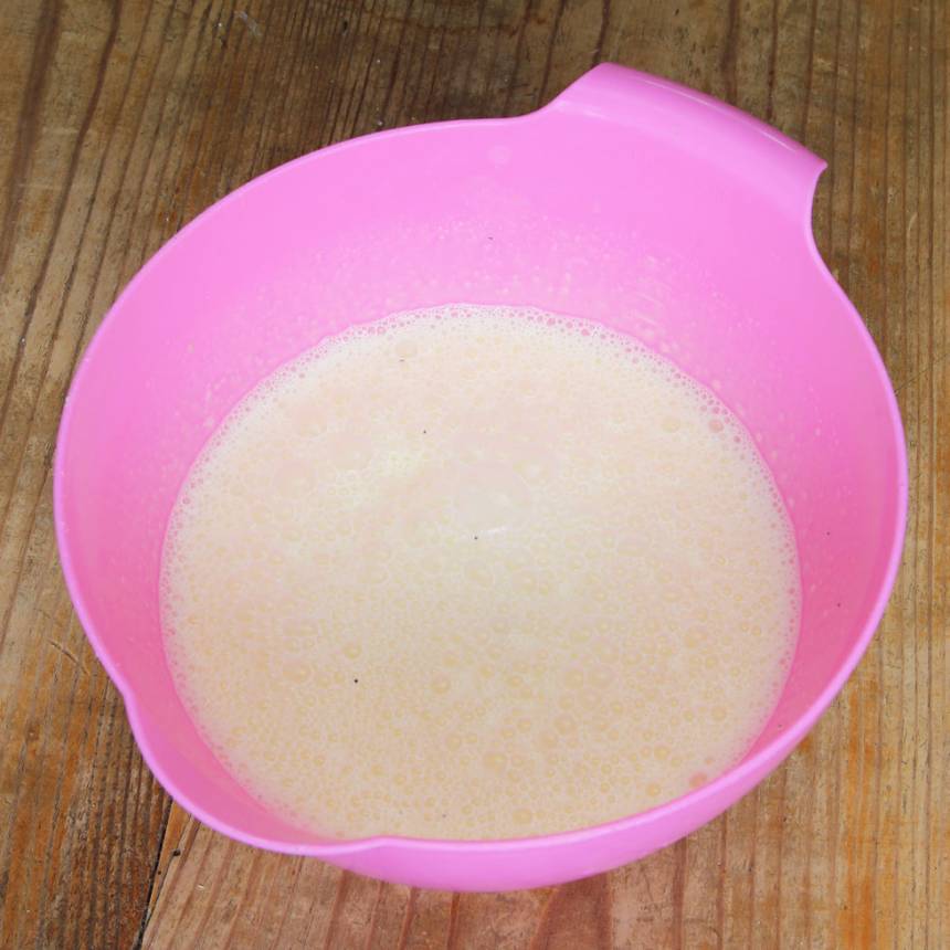 4. Fyllning: Vispa upp äggen lite halvfluffiga och blanda dem vispgrädden. Tillsätt lite salt och svartpeppar.