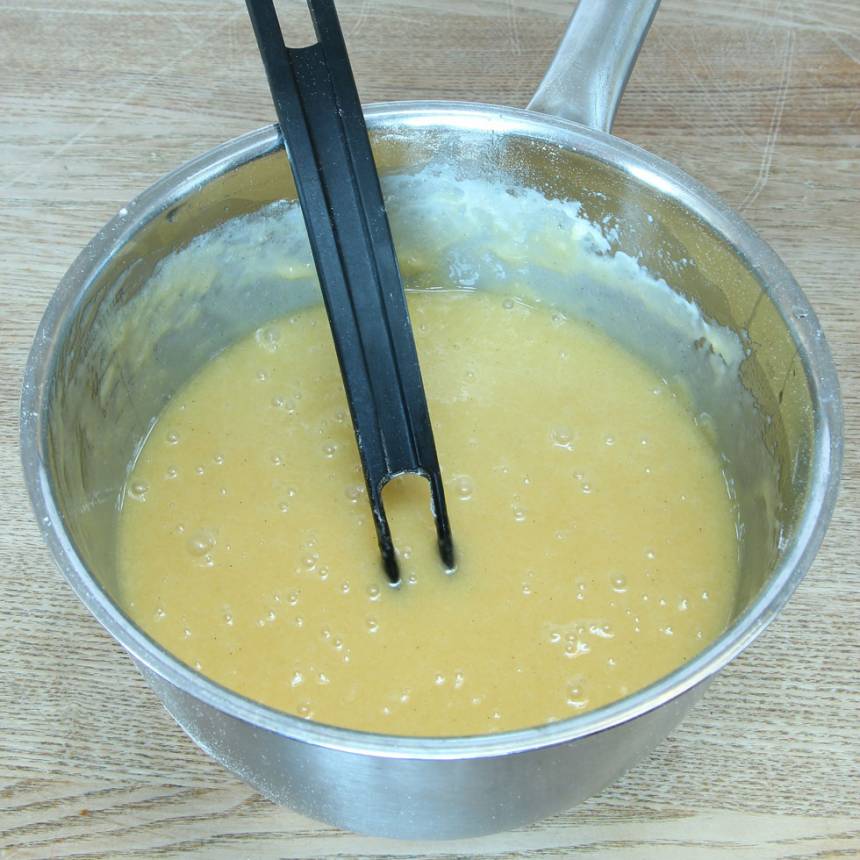 1. Sätt ugnen på 180 grader. Smält smöret i en kastrull och stäng av värmen. Bryt chokladen i bitar och smält ner dem i smöret. Tillsätt strösocker, vaniljsocker och salt. Rör om ordentligt. Blanda ner resten av ingredienserna och rör om till en slät smet.