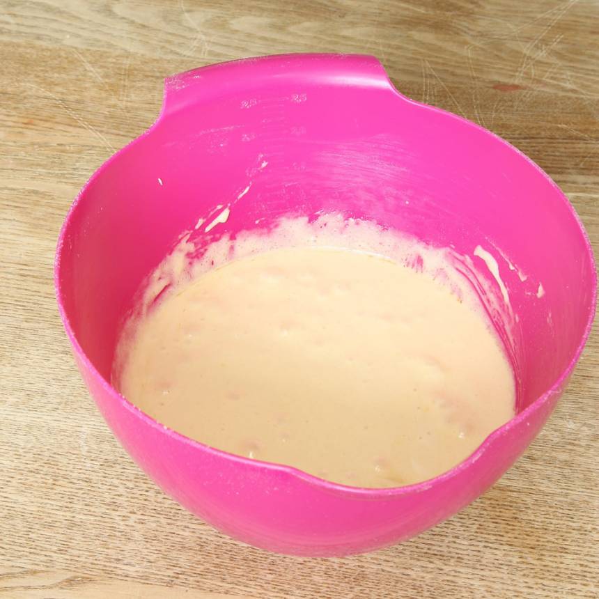 2. Sätt ugnen på 180 grader. Vispa ägg och strösocker lite lätt. Tillsätt resten av ingredienserna och rör ihop allt till en slät smet.
