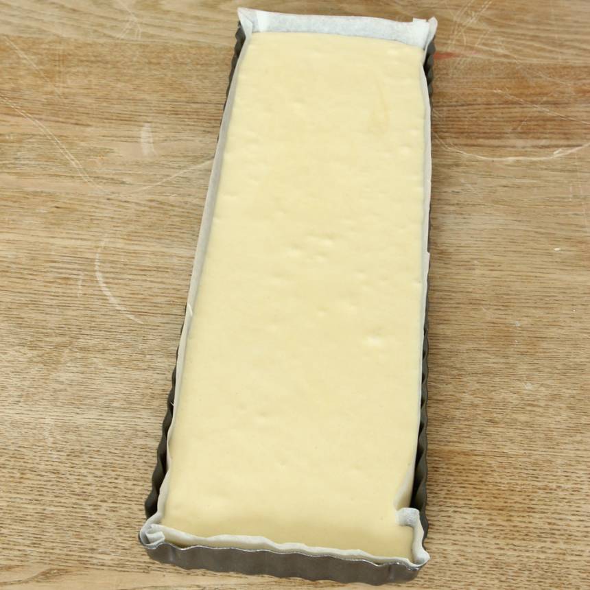 3. Bred ut smeten i en form, ca 35 x 10 cm, smord eller klädd med bakplåtspapper. Eller i en rund form, 22–23 cm i diameter.