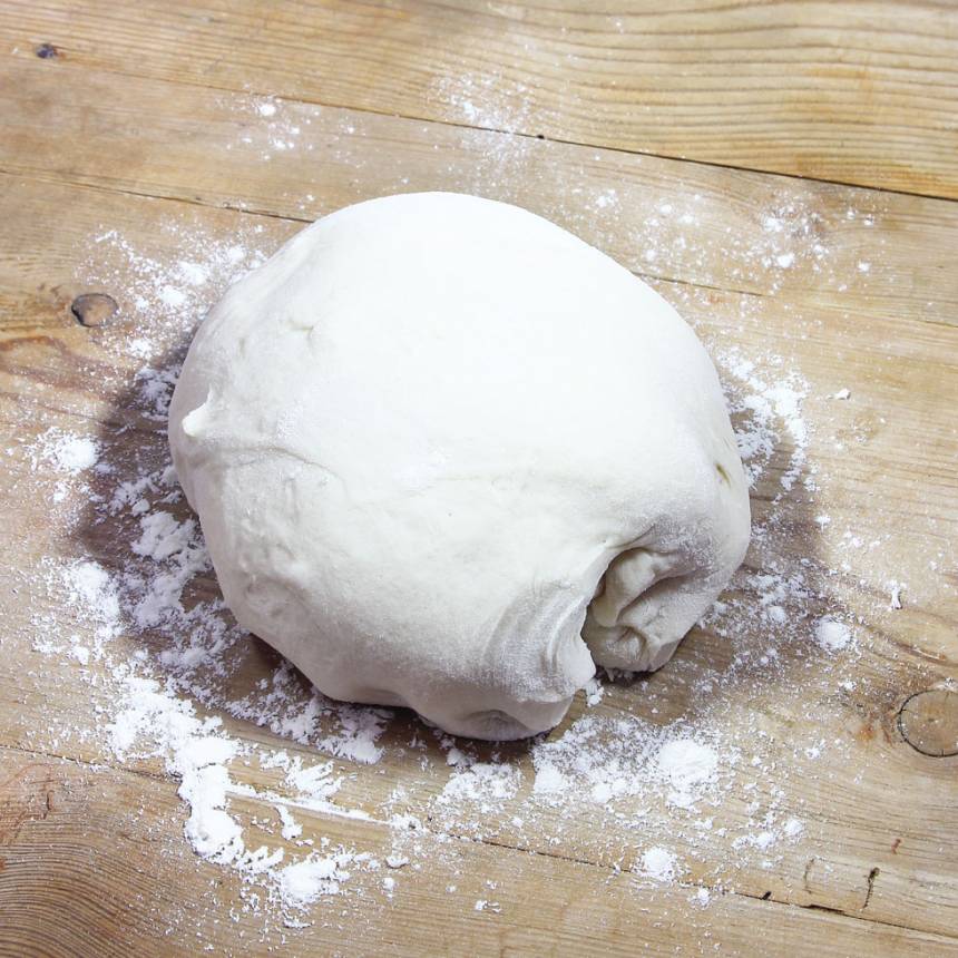 1. Smula ner jästen i en bunke. Tillsätt vatten eller mjölk och blanda tills jästen lösts upp. Tillsätt salt, rapsolja och vetemjöl, lite i taget. Blanda ihop allt till en smidig deg och låt den jäsa under bakduk i ca 45 min.
