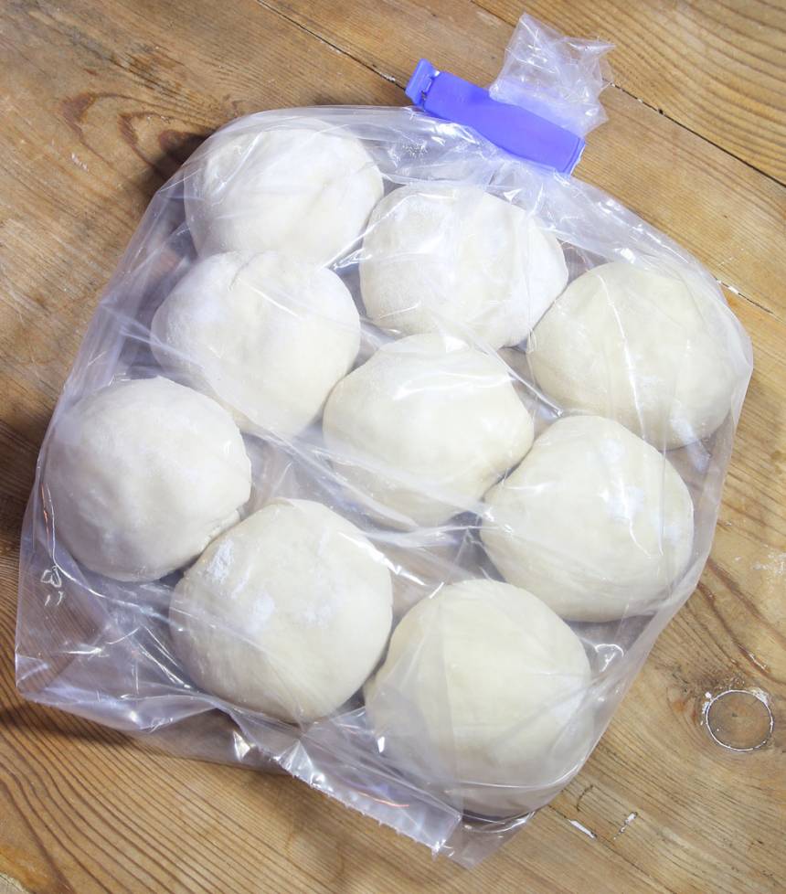 3. Lägg de frysta degfrallorna i plastpåsar och lägg dem i frysen.
