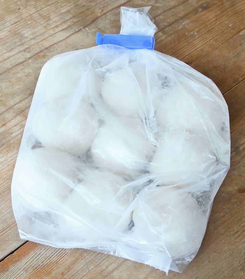 4. Ta en påse frysta frallor (eller en i taget) när du är sugen på nygräddat bröd (de håller 1–2 månader i frysen).