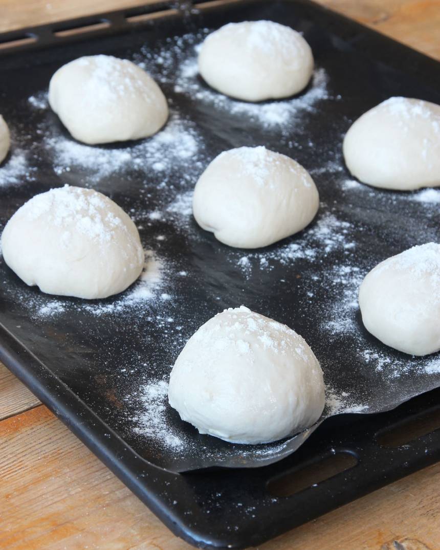 5. Lägg bröden på en plåt med bakplåtspapper och låt dem tina. Sätt ugnen på 250 grader.