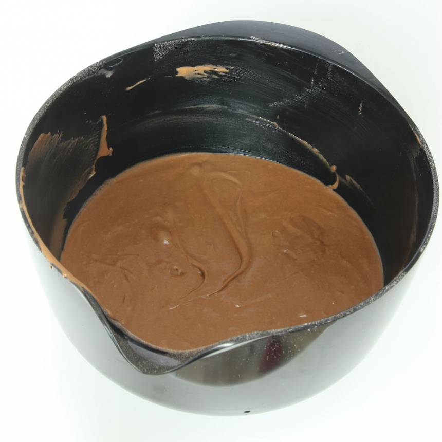 1. Sätt ugnen på 180 grader. Vispa ägg och strösocker pösigt i en bunke. Blanda kakao, vetemjöl, bakpulver och salt och rör ner det i äggblandningen ihop med smör och mjölk. Vispa ihop allt till en slät smet.