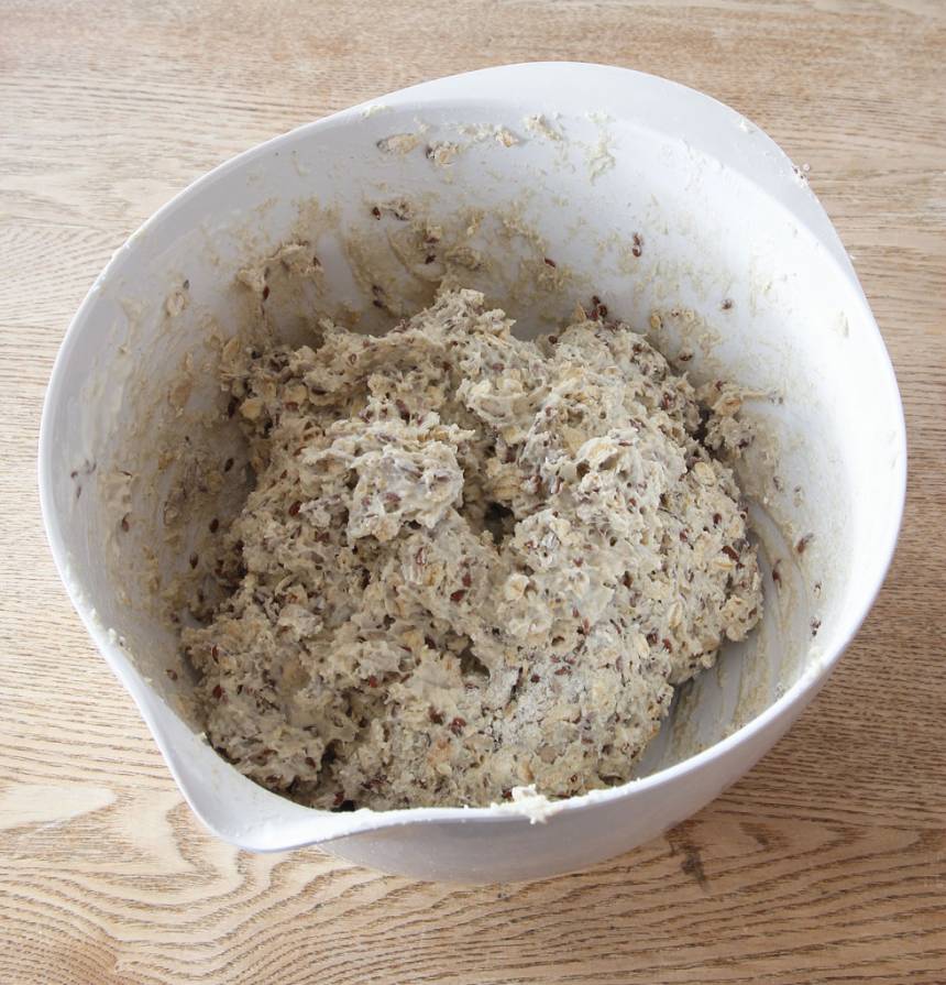 1. Sätt ugnen på 180 grader. Blanda ihop alla torra ingredienser i en bunke. Tillsätt filmjölken och rör om till en kladdig deg.