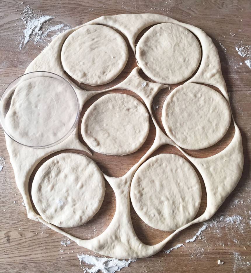 3. Stansa ut runda brödkakor i degen, 10–12 cm i diameter med en kakform, ett stort glas eller rund skål.