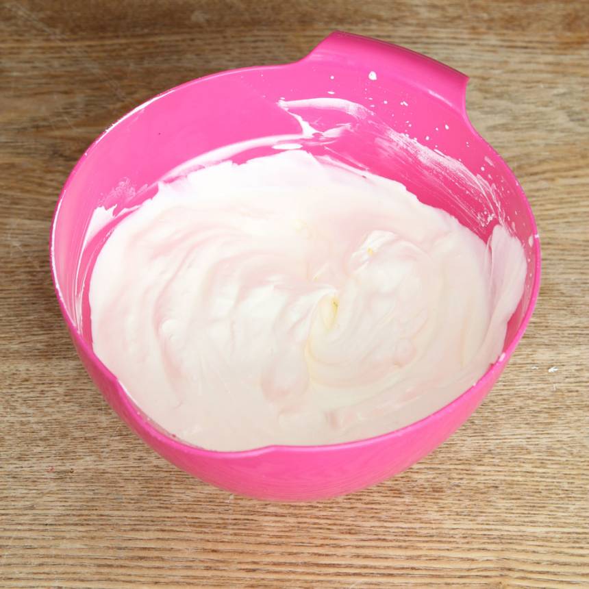 1. Vit chokladmousse: Vispa grädden fluffig, men inte för fast för då blir moussen grynig. Tillsätt den vita, smälta chokladen samt äggula. Blanda försiktigt ihop allt till en slät mousse.