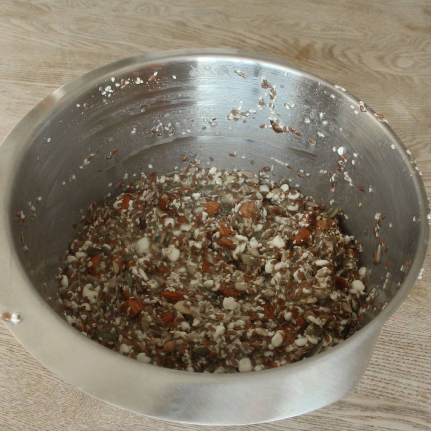 1. Sätt ugnen på 180 grader. Vispa äggen fluffiga med en elvisp. Blanda alla nötter, mandlar, frön, salt och bakpulver i en skål. Rör ihop fröblandningen med äggsmeten och keson.