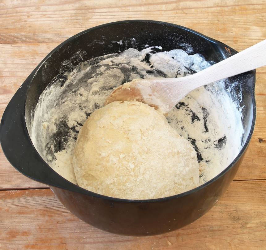1. Smula jästen i en bunke. Tillsätt vattnet och blanda tills jästen lösts upp. Rör ner sirap, olja, salt och vetemjöl, lite i taget. Rör ihop allt till en deg.