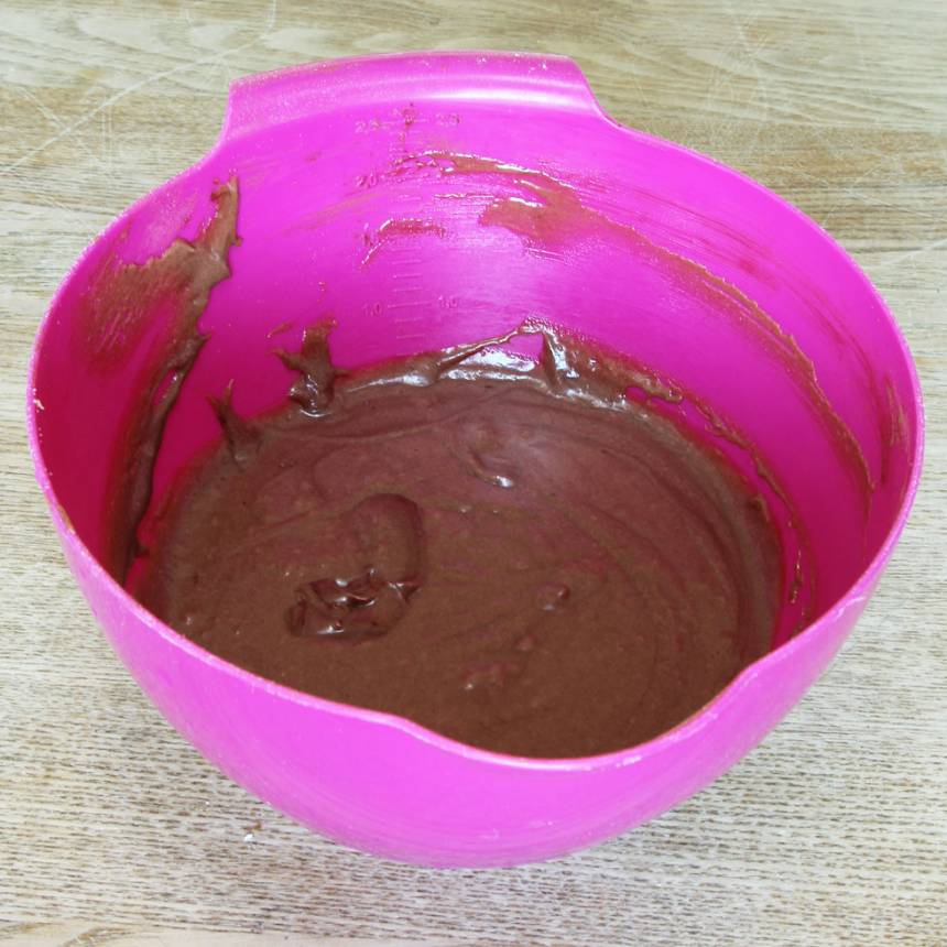 2. Vispa ägg och strösocker poröst i en bunke. Tillsätt resten av ingredienserna och blanda snabbt ihop allt till en smet. Rör sist ner chokladhacket.