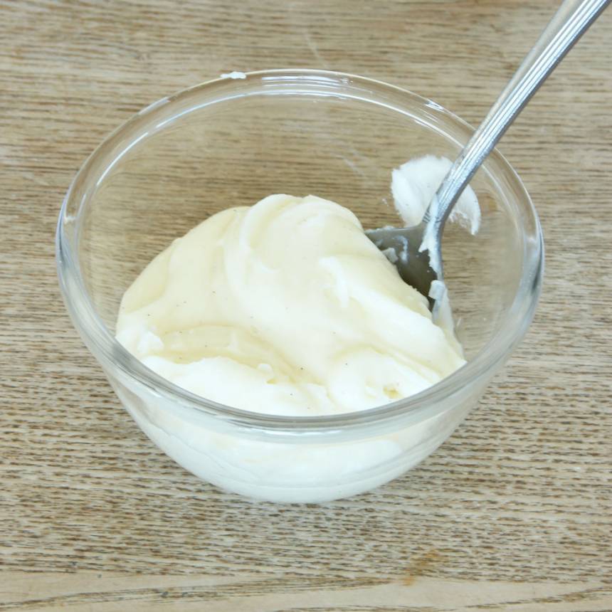 6. Glasyr: Rör ihop alla ingredienserna till glasyren i en skål. Anpassa mängden vatten så att konsistensen blir lagom bredbar.