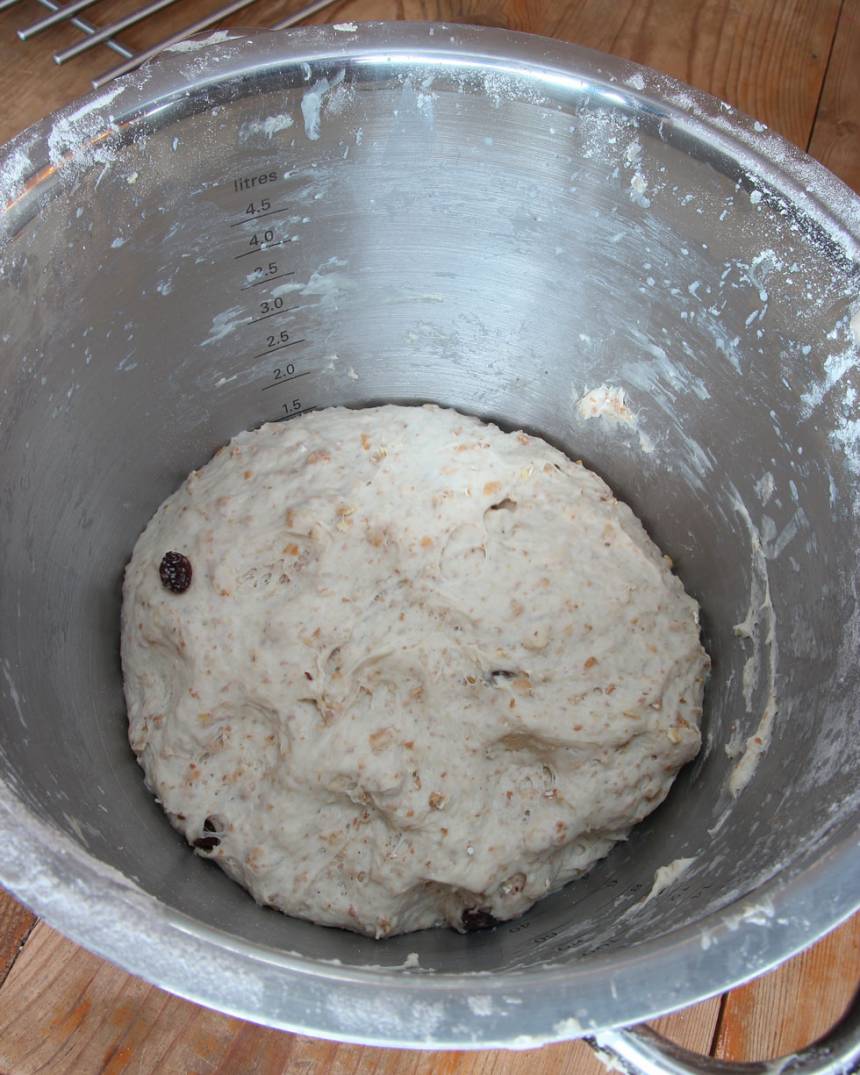 1. Smula ner jästen i en bunke. Tillsätt vatten och blanda tills jästen lösts upp. Tillsätt havregryn och blanda. Tillsätt salt och vetemjöl, lite i taget. Blanda ihop allt till en lite kladdig deg. Blanda ner müslin och rör ihop allt till en deg. Knåda den i några minuter. Låt degen jäsa under bakduk i ca 45 min.