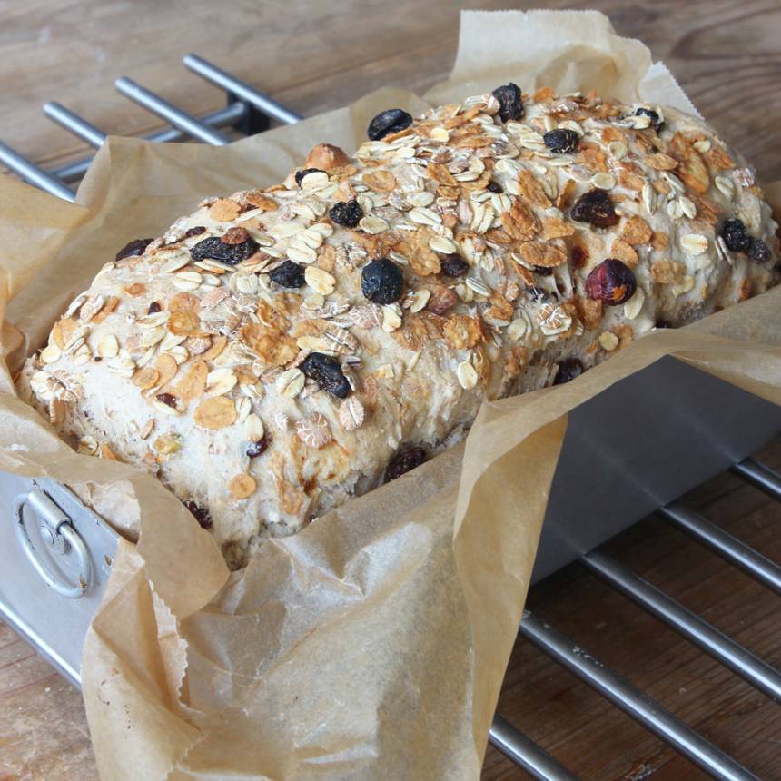 4. Grädda brödet längst ner i ugnen i ca 40 min. Sänk värmen till 180 grader efter halva tiden. Låt den svalna i formen.