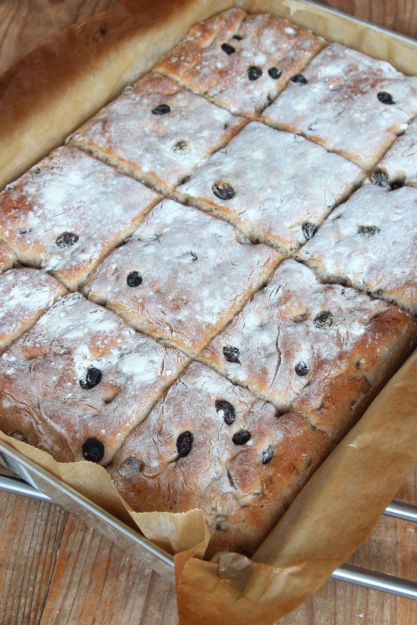 5. Grädda brödet mitt i ugnen i ca 15 min. Låt det svalna i formen.
