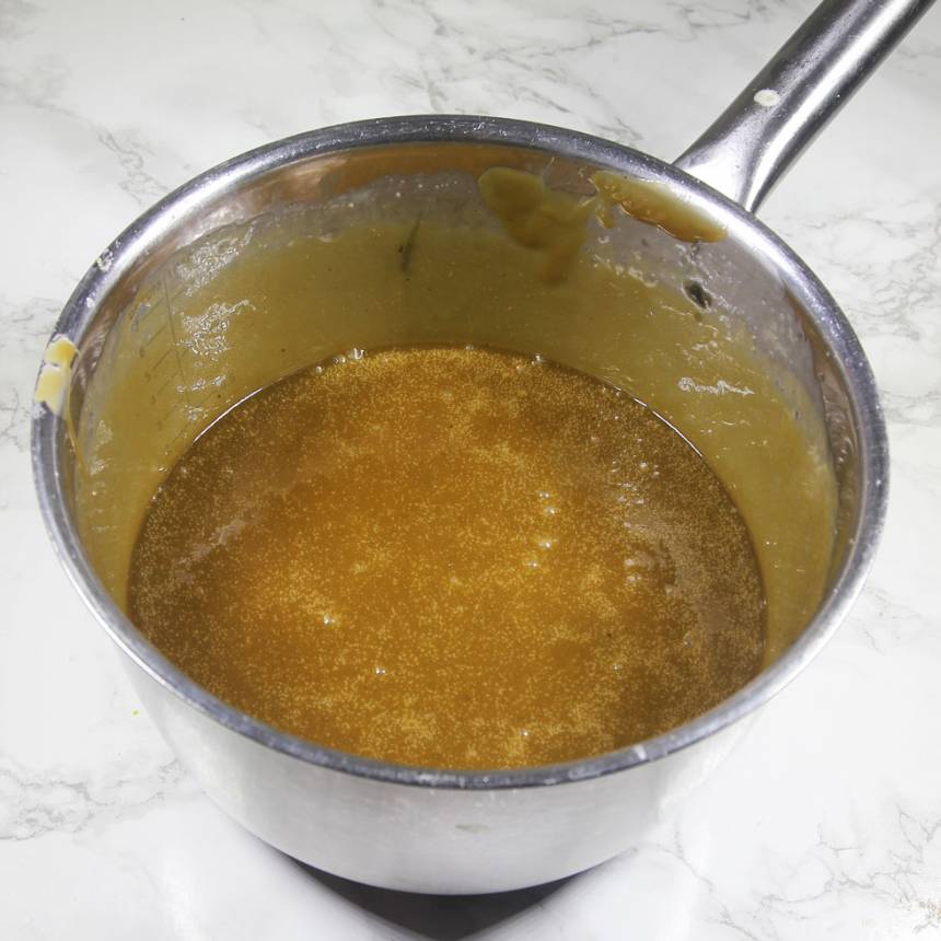 2. Koka upp vispgrädde och vit sirap. Tillsätt smör, strösocker och Turkisk peppar. Låt allt koka på medelvärme till 127 grader. Stäng av värmen, tillsätt ättikspriten när värmen uppnåts och rör om ordentligt.