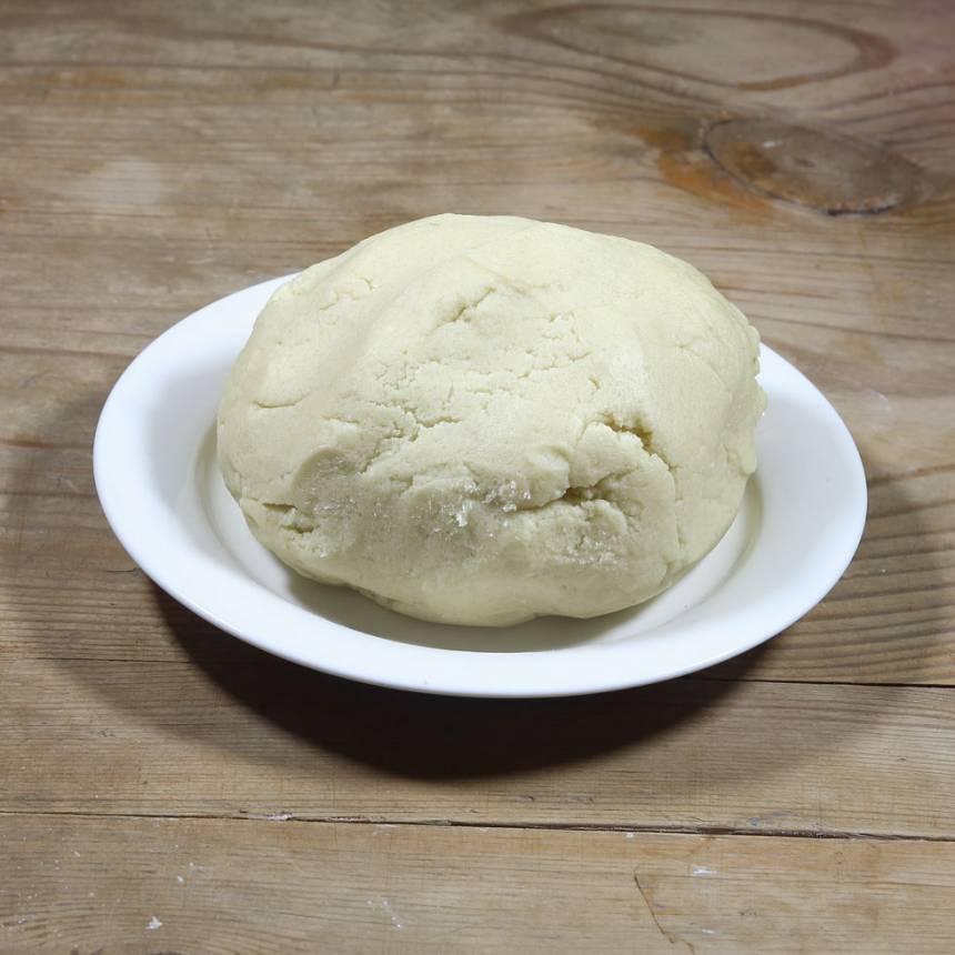 1. Sätt ugnen på 180 grader. Blanda strösocker, vetemjöl och salt i en bunke. Nyp ihop smöret med de torra ingredienserna till en deg. Eller kör ihop degen snabbt i en hushållsmaskin. Låt den vila inplastad i kylen i ca 30 min.