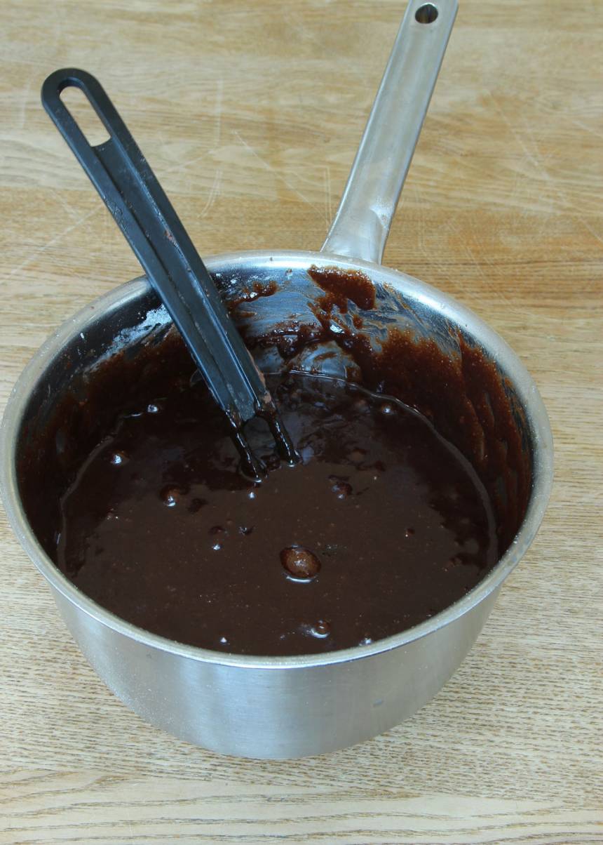 1. Sätt ugnen på 180 grader. Smält smöret i en kastrull. Tillsätt resten av ingredienserna och rör snabbt ihop allt till en slät smet.
