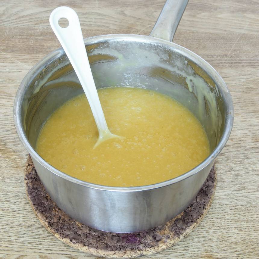 1. Sätt ugnen på 180 grader. Smält smöret i en kastrull. Tillsätt strösocker, vaniljsocker, ägg och vetemjöl. Rör ihop allt till en smet.