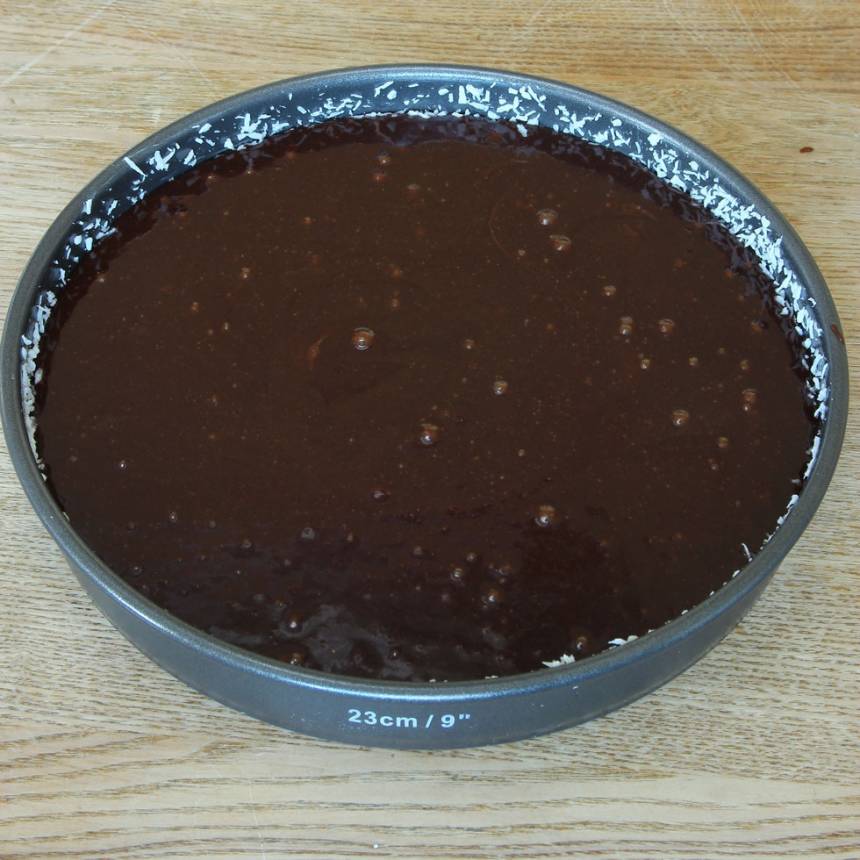 2. Häll smeten i en smord och bröad springform, 23–24 cm i diameter. (Bröa med kokos eller ströbröd.)