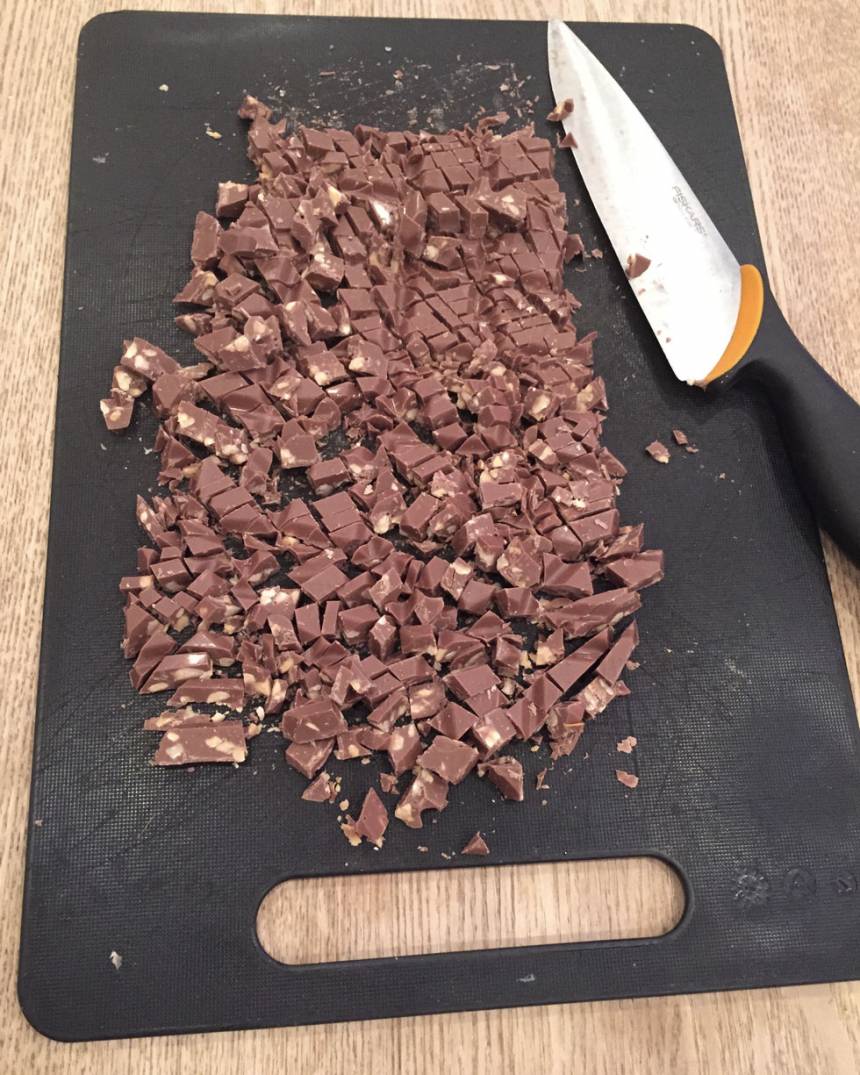 3. Hacka chokladen grovt.