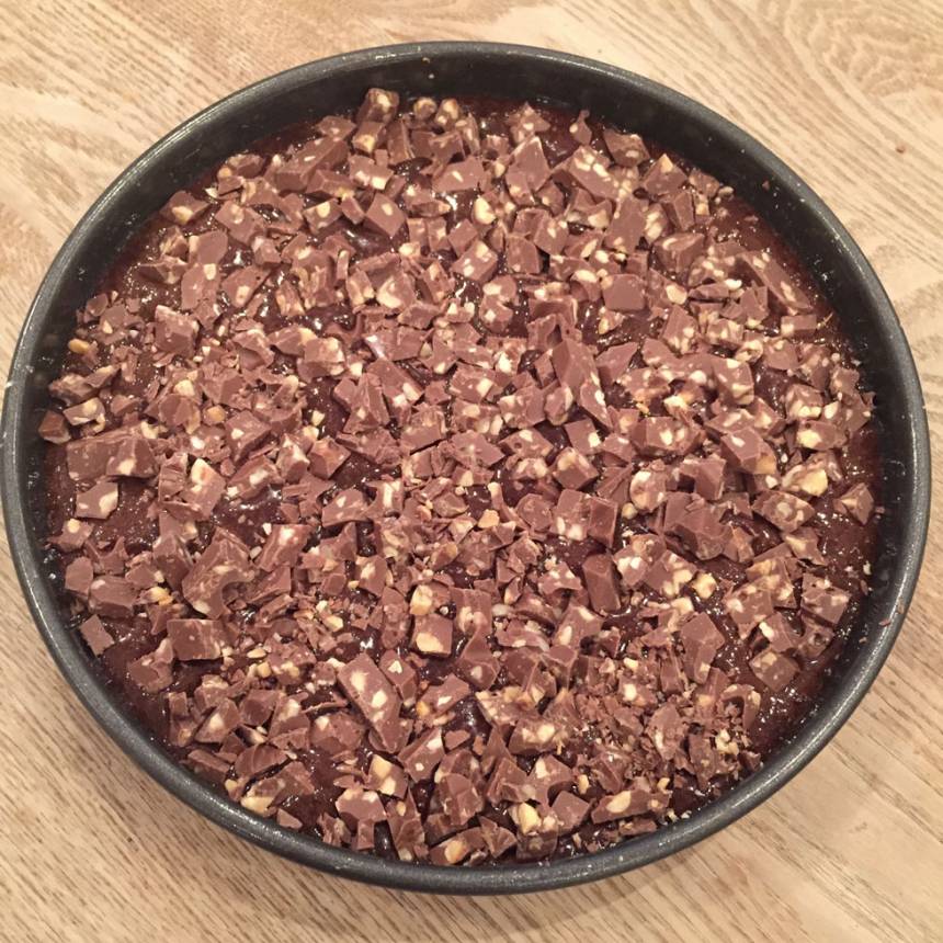 4. Strö chokladhacket över smeten.