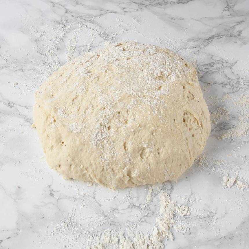 1. Smula ner jästen i en bunke. Tillsätt mjölken och rör om tills jästen lösts upp. Tillsätt smör, ägg, salt, kardemumma och vetemjöl, lite i taget. Blanda ihop allt till en smidig deg och knåda den i några minuter.