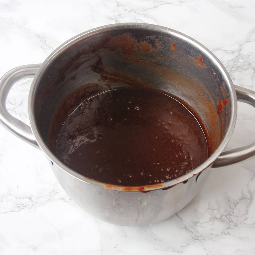 1. Sätt ugnen på 180 grader. Smält smöret i en kastrull. Tillsätt resten av ingredienserna och blanda snabbt ihop allt till en slät smet.