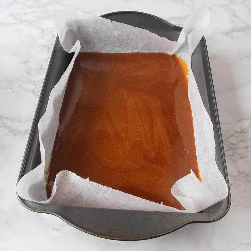 2. Häll ut smeten på ett bakplåtspapper (du kan lägga pappret i en form, ca 25 x 25 cm om du vill ha jämnare kanter. Men om smeten kan också flyta ut på ett bakplåtspapper. Ställ bottnen för att stelna i frysen en stund.
