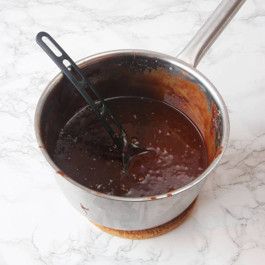 1. Sätt ugnen på 180 grader. Smält smöret i en rymlig kastrull. Tillsätt strösocker och blanda ordentligt. Rör ner resten av ingredienserna och blanda ihop allt till en slät smet.