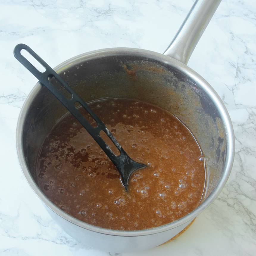 1. Sätt ugnen på 180 grader. Smält smöret i en rymlig kastrull. Tillsätt strösockret och rör om ordentligt. Tillsätt resten av ingredienserna och rör om allt till en slät smet.