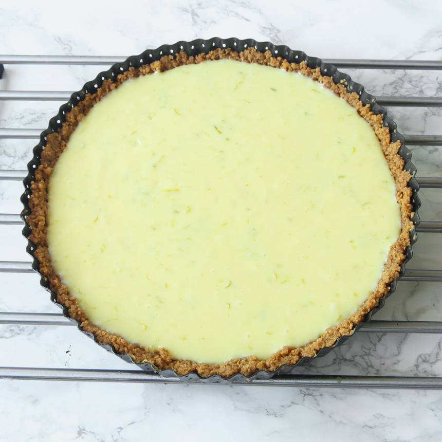 7. Grädda pajen mitt i ugnen i 11–12 min. Låt den svalna. Dekorera gärna med lime. Lite flingsalt på toppen är gott! Servera gärna pajen med vispad grädde eller vaniljglass.