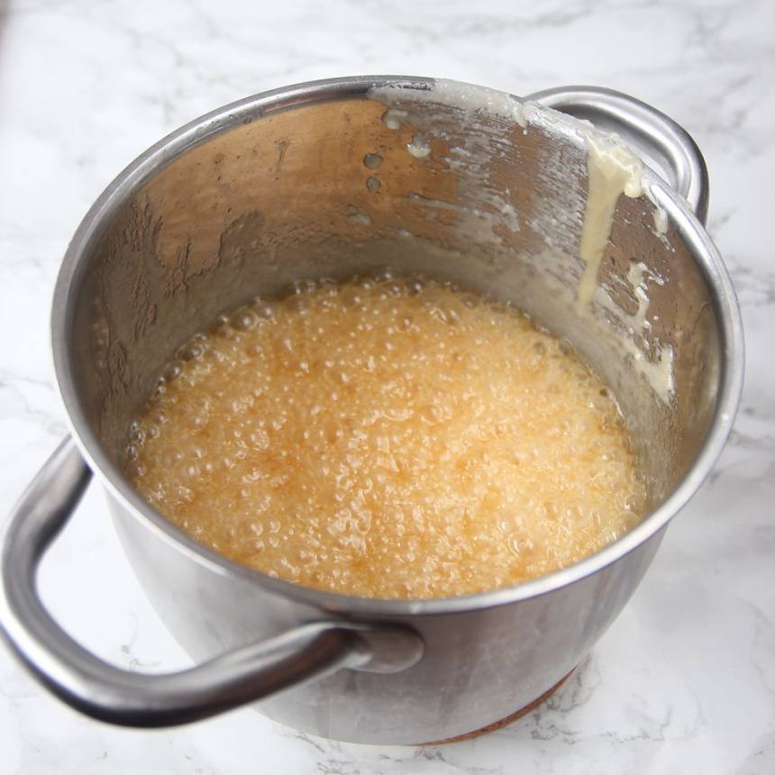 1. Smält smöret i en kastrull. Tillsätt resten av ingredienserna och låt allt koka till 150 grader. Koka på ganska hög värme, men inte så det bränns fast.