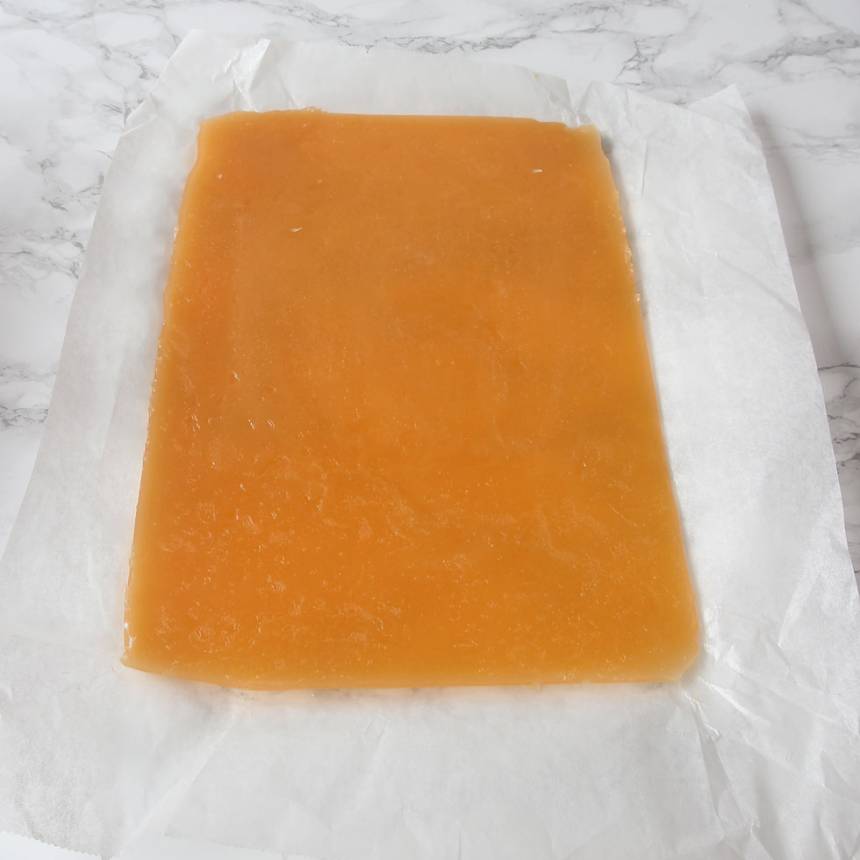 2. Häll ut smeten på ett bakplåtspapper (du kan lägga pappret i en form, ca 25 x 25 cm om du vill ha jämnare kanter. Men om smeten kan också flyta ut på ett bakplåtspapper. Ställ bottnen för att stelna i frysen en stund.