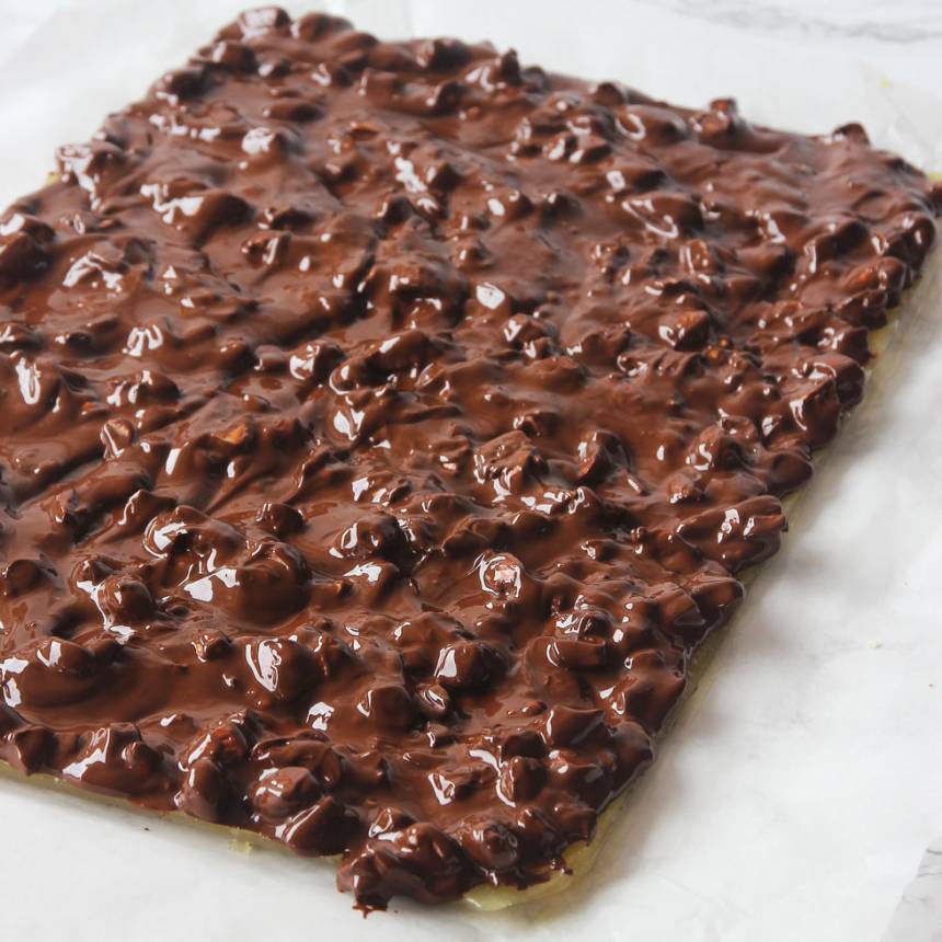 6. Bred ut chokladen på bottnen. Låt den stelna i kylen. Bryt bräcken i bitar.